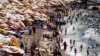 Orang-orang memadati pantai di Alexandria, Mesir, pada 20 Juli 2024, di tengah cuaca panas dan gelombang panas yang mendera wilayah tersebut. (Foto: Reuters/Mohamed Abd El Ghany)