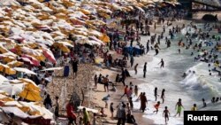 Orang-orang memadati pantai di Alexandria, Mesir, pada 20 Juli 2024, di tengah cuaca panas dan gelombang panas yang mendera wilayah tersebut. (Foto: Reuters/Mohamed Abd El Ghany)