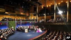 Para penerima penghargaan Hadiah Nobel dan keluarga Kerajaan Swedia dalam acara pemberian penghargaan tahunan Hadiah Nobel di Concert Hall, Stockholm, Swedia, 10 Desember 2022. (Foto: Pontus Lundahl/TT via AP, File)
