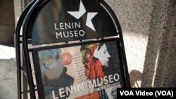 Reklama ispred ulaza u Lenjihov muzej u Tampereu, u Finskoj