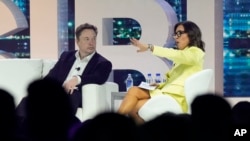 Elon Musk berbicara dengan Linda Yaccarino, yang akan menjabat sebagai CEO baru Twitter, pada sebuah konferensi di Miami Beach, Florida, 18 April 2023 (foto: dok). 