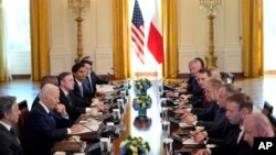 Predsednik SAD Džo Bajden razgovara sa predsednikom Poljske Andžejem Dudom i premijerom te zemlje Donaldom Tuskom, u Beloj kući, u Vašingtonu, 12. marta 2024.