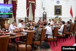 Presiden Joko Widodo gelar rapat terbatas di Istana Merdeka, Jakarta (25/9) untuk membahas persoalan lahan di Pulau Rempang. (courtesy : Setpres RI)