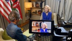 Ibu negara AS, Jill Biden, saat diwawancarai oleh jurnalis the Associated Press, Darlene Superville, saat lawatan di Nairobi, Kenya, 24 Februari 2023. (Foto: Brian Inganga/AP Photo)