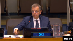 유엔총회 제1위원회를 이끌고 있는 리투아니아의 리티스 파울라우스카스 의장이 27일 북한 관련 내용이 포함된 결의안 통과를 발표하고 있다.