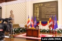 រូបភាពនៃកន្លែងធ្វើសន្និសីទសារព័ត៌មានដែលមិនមានអ្នកអង្គុយត្រូវបាន​អ្នកសារព័ត៌មាន​វីអូអេថតបានមុនពេលមន្ត្រីនៅទីនោះបណ្តេញអ្នកសារព័ត៌មាន​វីអូអេ​ចេញពីកន្លែងដែលលោក ហ៊ុន សែន ធ្វើសន្និសីទសារព័ត៌មាន ក្នុងវិមានរដ្ឋសភា​នៅថ្ងៃទី២២ ខែសីហា ឆ្នាំ២០២៣។ (លាស់ លីបលីប/វីអូអេ)