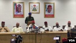 Gwamna Kabir yayin da karbi 