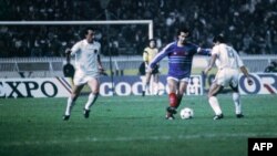 Mehmed Baždarević (skroz levo) i Blaž Slišković (skroz desno) pokušavaju da zaustave Mišela Platinija na meču Francuska - Jugoslavija 1985.