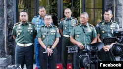 Pangdam XVII/Cenderawasih Mayjen TNI Izak Pangemanan, M.Han dalam konferensi pers di Subden Denma Mabes TNI, Jl. Medan Merdeka Barat, Jakarta Pusat, Senin (25/3/2024). (Facebook/kodam17cen)