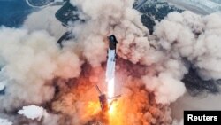 Starship milik SpaceX meluncurkan uji terbang keempatnya dari landasan peluncuran Boca Chica milik perusahaan, dekat Brownsville, Texas, AS, 6 Juni 2024. (Foto: SpaceX via REUTERS)