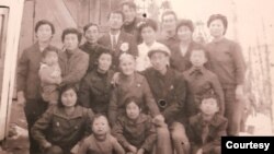 김철옥(앞줄 가운데 여아)씨가 어린 시절 북한에서 친척 결혼식에 참석한 모습. 사진 = 김혁 박사 제공.