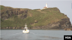 一艘小渔船正在驶离与那国岛。(美国之音加洛拍摄)