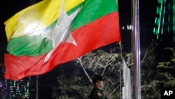 ILUSTRASI - Seorang tentara militer Myanmar mengibarkan bendera nasional dalam upacara memperingati 69 tahun Hari Kemerdekaan di Yangon, Myanmar pada 4 Januari 2017. (AP )