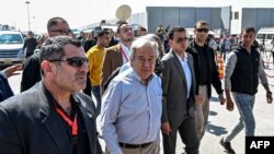 联合国秘书长安东尼奥·古特雷斯（中）2024年3月23日抵达拉法与加沙地带边界的埃及一侧
