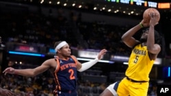 Duel Džeresa Vokera (desno) i Majlsa Mekbrajda (levo) u drugom poluvremenu utakmice u Indijanapolisu (Foto: AP/Michael Conroy)