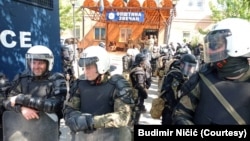 Pripadnici KFOR-a ispred zgrade opštine Zvečan 29. maj 2023.