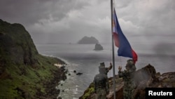 菲律宾士兵在该国最北端的巴丹群岛举行升旗仪式。（2023年6月29日）