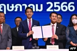 មេដឹកនាំ​គណបក្ស Move Forward និង​បេក្ខជន​នាយក​រដ្ឋមន្ត្រី​លោក Pita Limjaroenrat និង​មេដឹកនាំ​គណបក្ស​ភឿថៃ​លោក Cholanan Srikaew ប្រកាសអនុស្សរណៈ​នៃ​ការយោគយល់គ្នា​ដែល​បាន​ចុះ​ហត្ថលេខា​ដោយ​គណបក្ស​នយោបាយ​ក្នុង​កិច្ចព្រមព្រៀង​ដើម្បី​បង្កើត​រដ្ឋាភិបាល​ថ្មី​នៅ​ទីក្រុង​បាងកក នៅ​ថ្ងៃទី២២ ខែឧសភា ឆ្នាំ២០២៣។