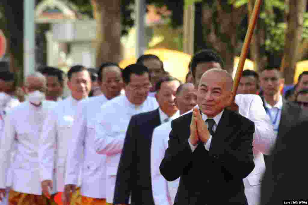 ព្រះមហាក្សត្រ ព្រះបាទ នរោត្តម សីហមុនី យាង​បើក​សម័យ​ប្រជុំ​រដ្ឋសភា​នីតិកាល​ទី៧ នៅ​ថ្ងៃទី២១ ខែសីហា ឆ្នាំ២០២៣។ (លាស់ លីបលីប/វីអូអេ)