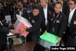 Tim kuasa hukum paslon presiden dan wakil presiden nomor urut 03, Ganjar Pranowo dan Mahfud MD memberikan berkas dan dokumen permohonan Perselisihan Hasil Pemilihan Umum ke Mahkamah Konstitusi pada Sabtu (23/3) di Jakarta. (VOA/IndraYoga)