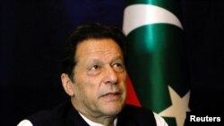 FILE: Mantan Perdana Menteri Pakistan Imran Khan berhenti saat diwawancarai Reuters di Lahore, Pakistan, 17 Maret 2023. (REUTERS/Akhtar Soomro)