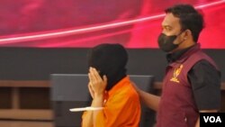 ASD, salah satu tersangka TPPO WNI ke Myanmar digiring Petugas Bareskrim Polri menuju konferensi pers pada Selasa (16/5) di Mabes Polri, Jakarta.