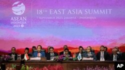 ប្រធានាធិបតី​ឥណ្ឌូណេស៊ី លោក Joko Widodo (ឆ្វេងទីបួន) ថ្លែងសុន្ទរកថា ក្នុងអំឡុង​កិច្ចប្រជុំកំពូល​អាស៊ីបូព៌ា នៅទីក្រុង​ហ្សាកាតា ប្រទេស​ឥណ្ឌូណេស៊ី នៅថ្ងៃព្រហស្បតិ៍ ទី៧ ខែកញ្ញា ឆ្នាំ២០២៣។