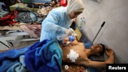 Seorang pria Palestina yang terluka dalam tembakan Israel saat menunggu bantuan, menurut pejabat kesehatan, terbaring di tempat tidur di rumah sakit al Shifa, di tengah konflik antara Israel dan Hamas, di Kota Gaza, 1 Maret 2024. (Foto: Kosay Al Nemer/Reuters)