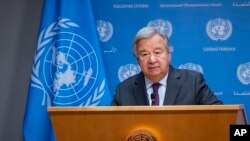 Sekretaris Jenderal PBB Antonio Guterres membahas situasi terkait perang Israel-Hamas dalam konferensi pers di markas PBB di New York, pada 9 Oktober 2023. (Foto: AP/Craig Ruttle)