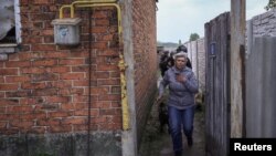 14일 우크라이나 북동부 하르키우주 보우찬스크 마을의 주민이 러시아의 공습을 피하기 위해 이동하고 있다.