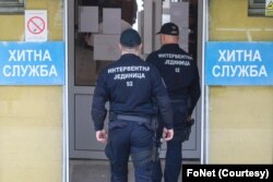 Policija obezbeđuje ulaz dečije bolnice u Tiršovoj, gde su smeštena deca povređena u pucnjavi u školi “Vladislav Ribnikar” (Foto: Fonet)