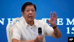 菲律宾总统小马科斯（Ferdinand Marcos Jr）在马尼拉举行的菲律宾外国记者协会举办的一个论坛上讲话。（2024年4月15日）