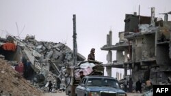 Warga Palestina yang pergi meninggalkan Rafah tiba di Khan Yunis beserta barang bawaan mereka, pada 15 Mei 2024. (Foto: AFP)