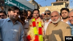 Supporters greet Fayaz Zafar as the VOA Deewa journalist is released from police custody in Pakistan's Swat Valley, Aug. 31, 2023. (Usman Khan/VOA Deewa)