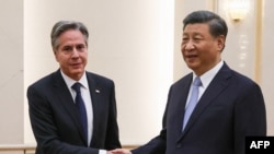 រដ្ឋមន្ត្រីការបរទេសហរដ្ឋអាមេរិក លោក Antony Blinken និងប្រធានាធិបតីសហរដ្ឋ​អាមេរិក លោក Xi Jinping ចាប់ដៃស្វាគមន៍គ្នា នៅវិមាន Great Hall of the People នៅទីក្រុងប៉េកាំង ប្រទេសចិន កាលពីថ្ងៃទី ១៩ ខែមិថុនា ឆ្នាំ ២០២៣។ 