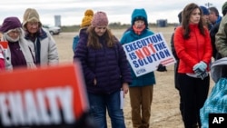 Demonstranti ispred zatvora u Ajdahu (Foto: Sarah A. Miller/Idaho Statesman via AP)