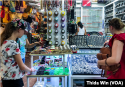 សកម្មភាពភ្ញៀវទេសចរណ៍អន្តរជាតិដើរទិញទំនិញនិងវត្ថុអនុស្សាវរីយ៍ នៅក្នុងផ្សារចាស់នៃខេត្តសៀមរាប កាលពីថ្ងៃទី ១១ ខែកុម្ភៈ ឆ្នាំ ២០២៣។ (ធីតា វីន/វីអូអេ)