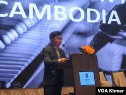 នាយកប្រតិបត្តិសមាគមខេមបូចា លោក ណុប វី ក្នុងព្រឹត្តិការណ៍អបអរទិវាសេរីភាពសារព័ត៌មានពិភពលោកលើកទី៣១ ក្នុងទីក្រុងភ្នំពេញ ថ្ងៃទី២ ខែឧសភា ឆ្នាំ២០២៤។ (ហ៊ុល រស្មី/វីអូអេ)