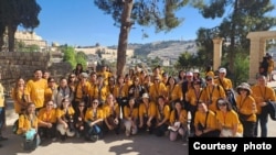 Dua ratus tiga puluh satu jemaat Gereja Impact Community Indonesia saat berada di Yerusalem, pada 7 Oktober 2023, sesaat sebelum serangan roket Hamas menghantam Israel. (Foto: Courtesy of Pendeta Yoanes Kristianus)