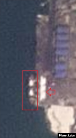 송림항의 지난 10일 모습. 하얀색 물체를 실은 선박(사각형 안) 앞으로 하얀 물체(화살표)가 가득하다. 사진=Planet Labs