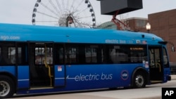 Bus listrik Chicago Transit Authority mengisi daya di Navy Pier, Chicago, Selasa, 14 Februari 2023. (AP/Erin Hooley)