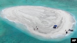 菲律宾海岸警卫队发布照片显示，载有科学家的菲律宾政府船只冲破中国海警船和直升机的阻拦，登上有争议的南中国海铁线礁（Sandy Cay ）。（2024年3月21日）