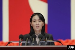 Kim Yo Jong, saudara perempuan pemimpin Korea Utara Kim Jong Un, berbicara pada Rapat Umum Pencegahan Darurat Nasional di Pyongyang, Korea Utara. (Foto: via AFP)