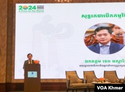 អ្នកនាំពាក្យក្រសួងព័ត៌មាន លោក ទេព អស្នារិទ្ធ ថ្លែងបើកកម្មវិធី អបអរទិវាសេរីភាពសារព័ត៌មានពិភពលោកលើកទី៣១ ក្នុងទីក្រុងភ្នំពេញ ថ្ងៃទី២ ខែឧសភា ឆ្នាំ២០២៤ (ហ៊ុល រស្មី/វីអូអេ)