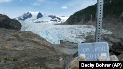 Oznaka koja pokazuje tačku do koje je glečer Mendenhol dopirao 2011. godine, fotografisana 8. juna 2023. (Foto: AP/Becky Bohrer)