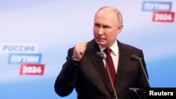 Kandidat presiden Rusia dan petahana Presiden Vladimir Putin berbicara setelah TPS ditutup, di Moskow, Rusia, 18 Maret 2024. (Foto: REUTERS/Maxim Shemetov)