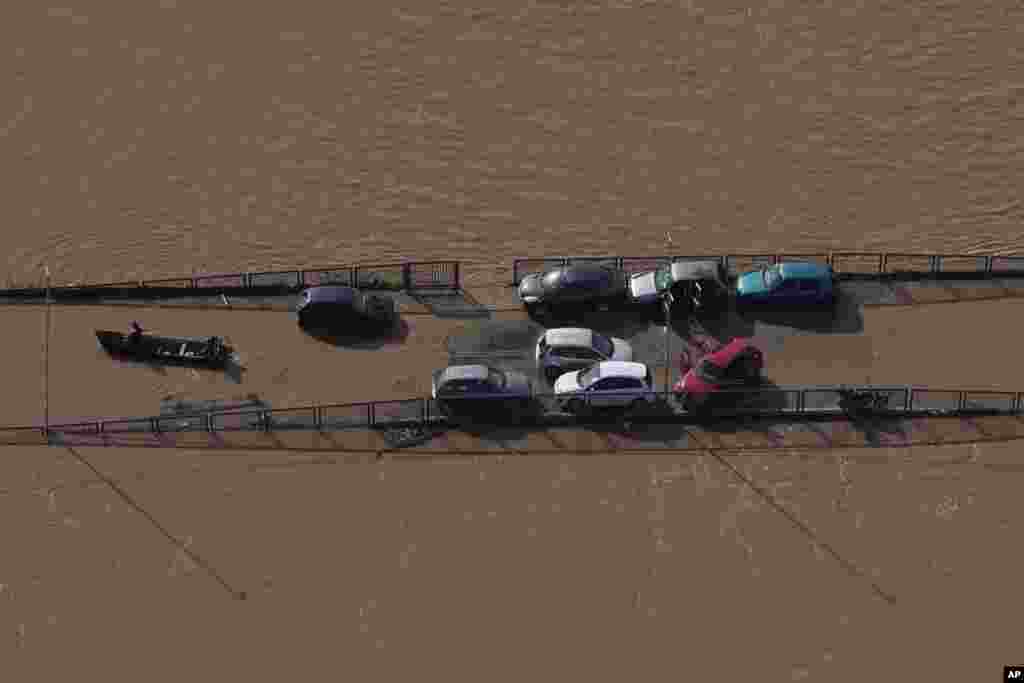 Mobil-mobil mogok di jalanan yang terendam banjir akibat hujan lebat di Porto Alegre, negara bagian Rio Grande do Sul, Brazil.