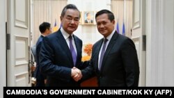 លោក ហ៊ុន ម៉ាណែត ដែល​នឹង​ឡើង​កាន់​អំណាច​ជា​នាយករដ្ឋមន្ត្រី​ថ្មី​ចាប់​ពី​ថ្ងៃ​ទី ២២ ខែ​សីហា​ខាង​មុខ​នេះ ជួប​ប្រជុំ​ជាមួយរដ្ឋមន្ត្រី​ការ​បរទេស​ចិន​លោក Wang Yi (វ៉ាង យី) នៅ​រាជធានី​ភ្នំណេញ កាល​ពី​ថ្ងៃ​ទី​១៣ ខែ​សីហា ឆ្នាំ​២០២៣។ 