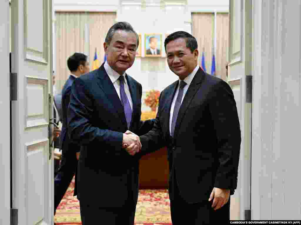 លោក ហ៊ុន ម៉ាណែត ដែល​នឹង​ឡើង​កាន់​អំណាច​ជា​នាយករដ្ឋមន្ត្រី​ថ្មី​ចាប់​ពី​ថ្ងៃ​ទី ២២ ខែ​សីហា​ខាង​មុខ​នេះ ជួប​ប្រជុំ​ជាមួយរដ្ឋមន្ត្រី​ការ​បរទេស​ចិន​លោក Wang Yi (វ៉ាង យី) នៅ​រាជធានី​ភ្នំណេញ កាល​ពី​ថ្ងៃ​ទី​១៣ ខែ​សីហា ឆ្នាំ​២០២៣។ 