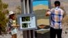Turis mengambil foto dengan termometer di Pusat Pengunjung Furnace Creek selama cuaca panas ekstrem yang berbahaya di Death Valley, California 9 Juli 2024 lalu (foto: dok). 